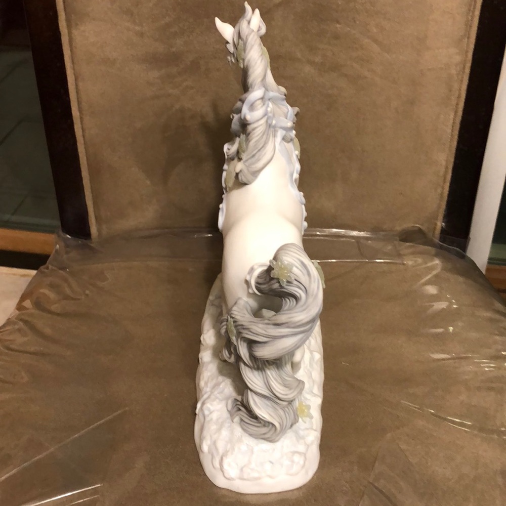 Stunning 🥳Hp🥳Princeton Gallery Yuletide Majesty Unicorn Statue - Picture 3 of 8